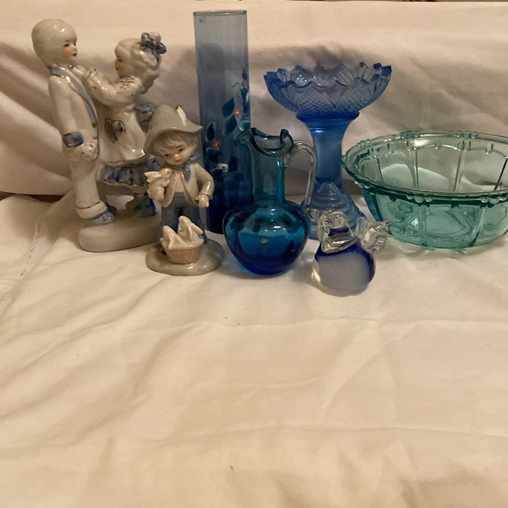 Bundle of 7 pieces of blue glass and misc